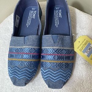 Tom’s Y6 Youth classic blue global embroidery/Chambray brand new W/tags no box
